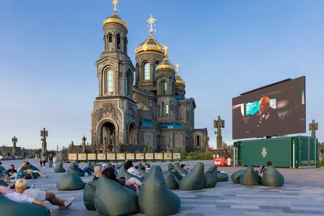Второй год подряд мы с нашими партнёрами фонда поддерживаем и помогаем в организации летнего фестиваля кино и анимации