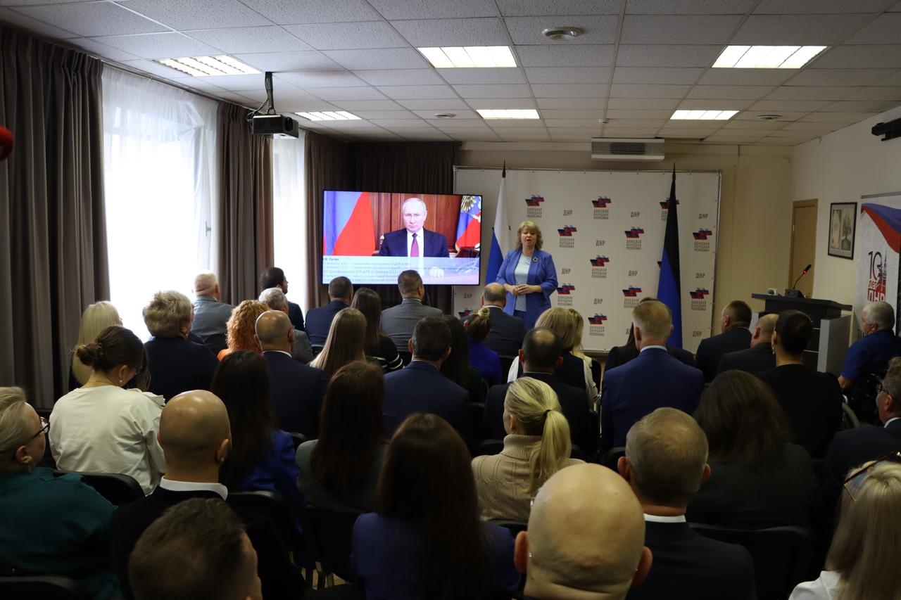 С огромной радостью и теплом Президент фонда А. А. Комаров принял поздравление от руководителя Донецкой Народной Республики.