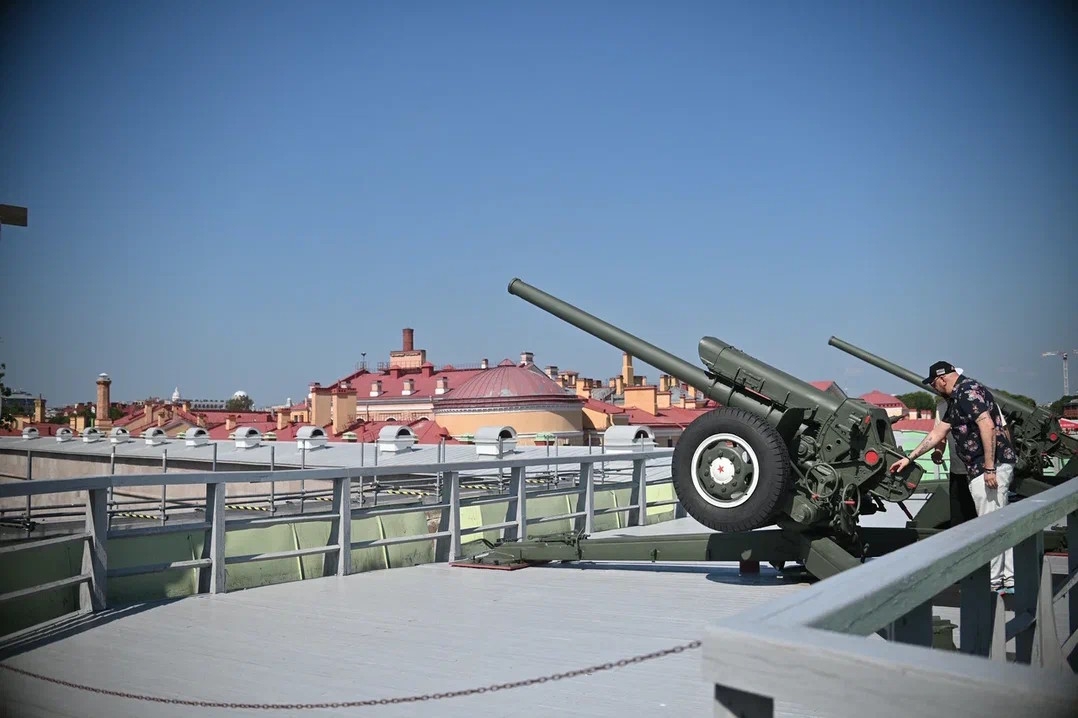 Полуденный выстрел в Санкт Петербурге состоялся в рамках запуска проекта Голоса Ленинграда. Традиция бережно продолжается с Петровских времен!!!