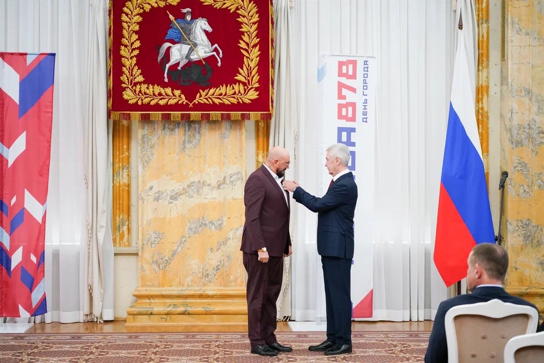 Президент фонда Александр Комаров награждён Указом Президента России - медалью Ордена За заслуги перед Отечеством II степени. В канун дня города награду вручил мэр Москвы С. Собянин